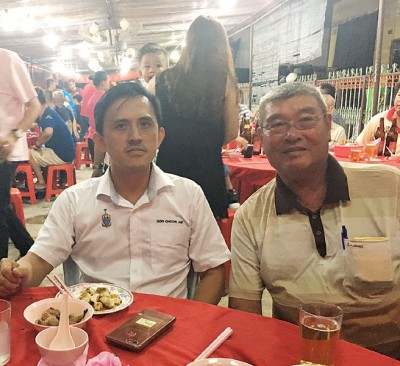 胡德圸(右):淡汶峇眼的津贴柴油站2年前关闭。吴俊益希望可以在短期内解决渔民的问题。