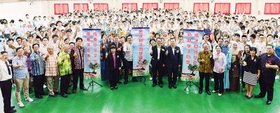 全体嘉宾与圣心学生大合照。