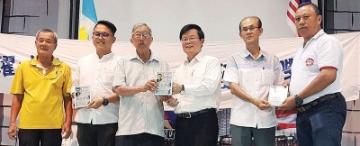 连毅勇(左3)、副主席王大田(左1)和财政黄忠兴(右2),分别赠送纪念牌匾予中选的曹观友(右3)、魏子森(左2)和郑来兴(黄天发代表)。