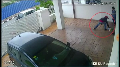 妇女将手袋放在地上,匪徒入屋后直接抢走。