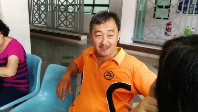 许利宏负女儿是他掌上明珠,性格乖巧,和家人感情融洽。