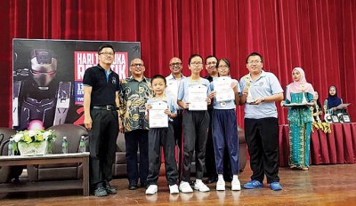 徐碠源校长(左)与学生光荣领奖。