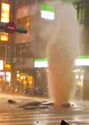 输市西门町昆明集市、内江路口人孔盖射飞。