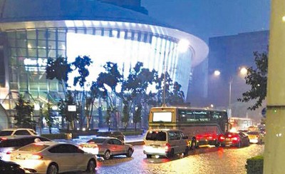 同集暴雨让小巨蛋附近变成水乡泽国。