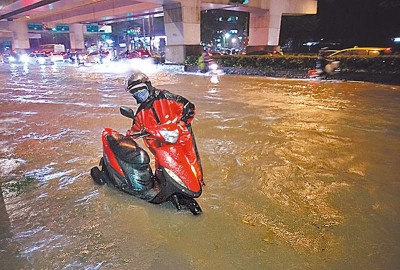 输市基隆路也淹水,被民众戏称变基隆河。