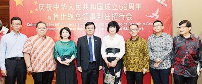 本报和中港报业代表同曹观友合照,左起郑杰然、林星作、沈昀、曹观友、郭灵、李兴前、林松荣、梁宗宝。