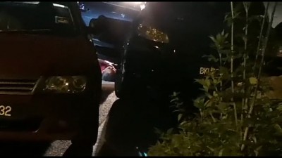 其中一名死者卧毙路上。