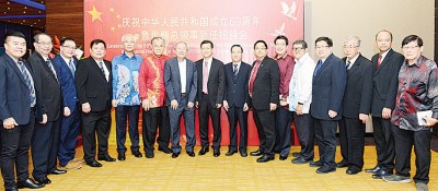 鲁世巍同志欢迎槟州华人大会堂执委会的赶来。