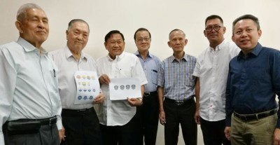郑弈南（左2）指日新新校徽仍保留重要元素，左起为陈行庆、庄佛和、杨云贵、伍汉勋、吴云祥及林书业。