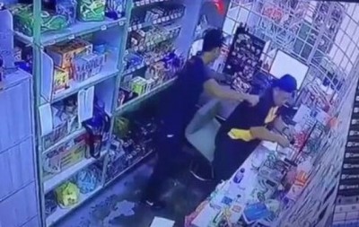 匪徒以刀劫持店员拿出贵重财物。