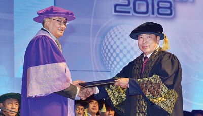 多媒体大学名誉校长敦查基颁授管理学荣誉博士学位(Honorary Doctor of Management)予丹斯里。