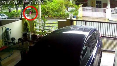 农妇独自在住宅区步行。