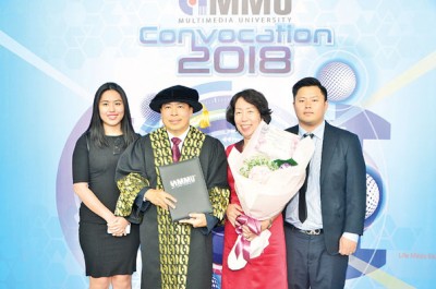 家人的支持是丹斯里黄荣盛博士在学术成就的动力。