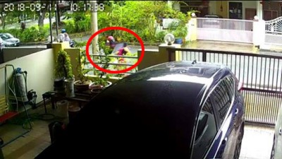 摩托车匪与女儿擦身而过后,停下来抢劫她。