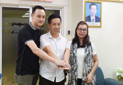 民政党候任主席胡栋强(中)及妇女组主席黄沛琳(右)及民青团团长张引弘。