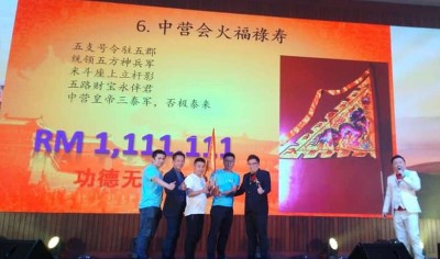 来自中国的代表以111万1111令吉投得中营令旗。