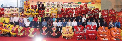 众嘉宾在槟城亚太大师运动会武术与舞狮赛群英会暨槟州武术龙狮总会41周年联欢盛宴之前,来张大合照。