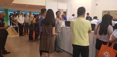 越来越百名群众获知交通罚单有50%折扣优惠后,周五晨纷纷前往交警临时服务柜台缴付罚单。
