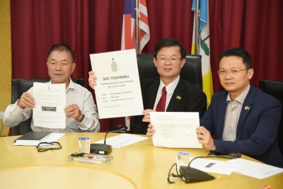曹观友(中)在林峰成(左)及杨顺兴的陪同下指出,州政府将会确保在收集人民对于第一泛岛大道的意见后,将其纳入计划的考量范围内。