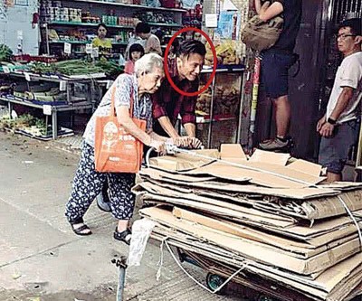 谢霆锋帮老奶奶推车。