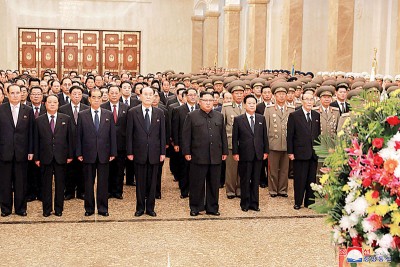 金正恩(受到)带领官员参谒锦绣山太阳宫。(法新社照片)