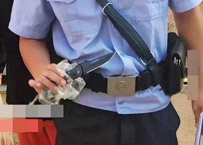 警署检获一把刀。