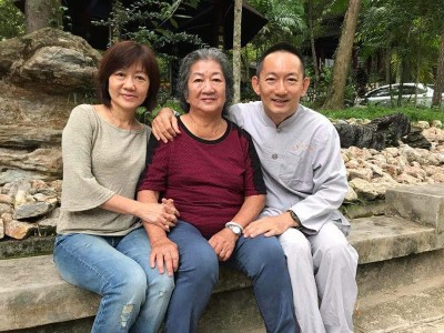刘子贤在去年出家前与母亲林查某及妹妹刘秀华合照留念。