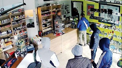 其三度上门的6称劫匪最终有5人口被捕。