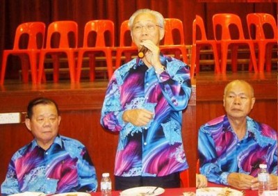 发布会上李新才（中）发表讲话，左为署理会长杜汉光以及副总务罗玉能。