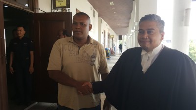 被告莫哈末巴克利被控贩毒获无罪释放后向代表律师胡赛尼表示致谢。