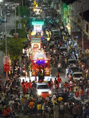 上千名善信齐聚香港巷斗母宫后,一步一脚印恭送九皇大帝圣驾回銮,场面热闹非凡。