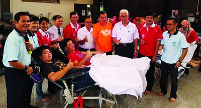 左起陈通海、陈秋芬、林丽丽、福安、陈义鸣、洪铷鸿、孙意志、彭文宝、彭文宗和蔡斯俊共同支持这项捐血运动。