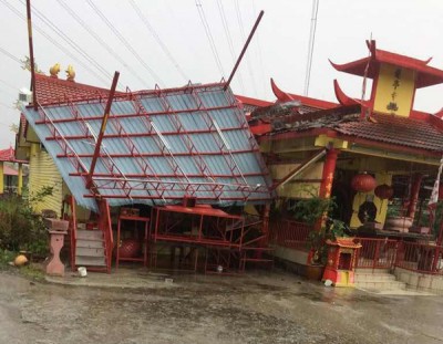 搭建的阳棚不堪风力纷纷倒塌。