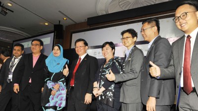 槟首长曹观友(左4)与左起罗兴博士、黄汉伟、再娜依布拉欣、千叶茂惠、洪敏芝、郑来兴和魏子森一起合照。