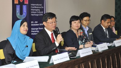 槟首长曹观友(左2)在左起再娜依布拉欣、千叶茂惠、洪敏芝、罗兴博士等人陪同下,召开记者会。