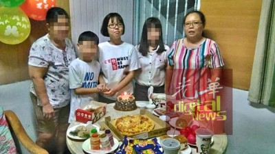 死者谢欣慧(中)于2017年的庆生会,右1为其母亲。