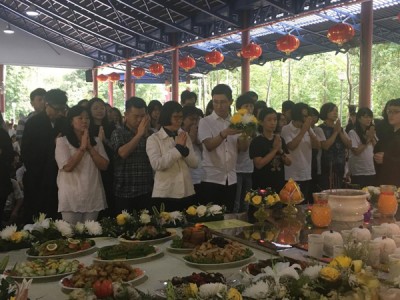 事业伙伴在潘昶伶博士带领下,送宗华法师。