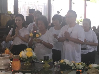 家属致祭,刘母林查某献灯。