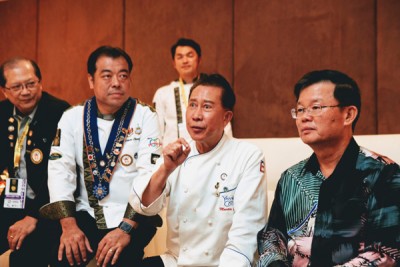 甄文达认同槟城美食为全球美食。右为曹观友,左2为谢丕俐。