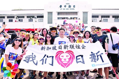 在新加坡生活的日新校友回母校参与校庆。