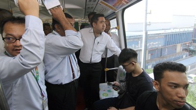 陆兆福乘搭单轨火车。