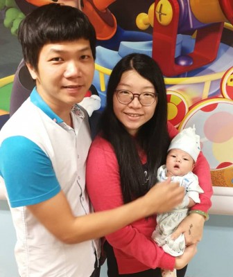 林易凯及妻子洪琪淇开心抱着林煜家出院。
