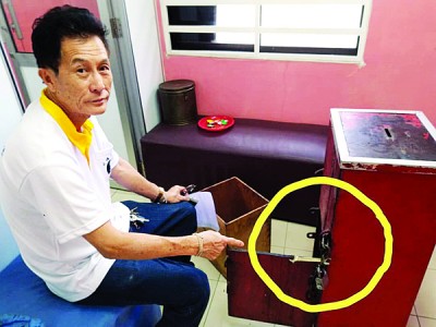 陈廷辉指着匪徒撬开油钱箱的干案工具。