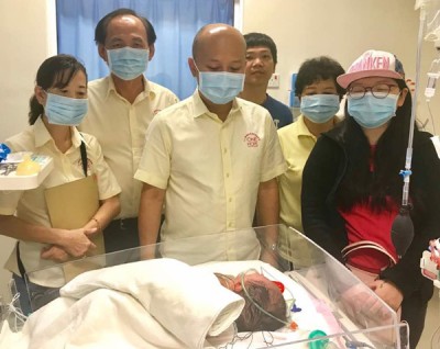 大山脚瑶池金母慈善基金会理事到医院探访男婴,左3为蔡瑞豪。