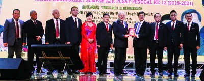 方天兴(右4起)接领吴添泉赠送的纪念盾。左起为陈俊杰、林文灿、杨仕平、罗思贤、黄小娟、吴庄生、杨菊明、蔡顺彬及冯春发。