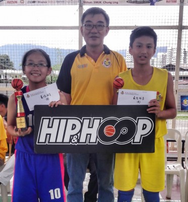 少年体育会副会长李祖发颁发最佳球员奖给陈伟荣和张欣妮。