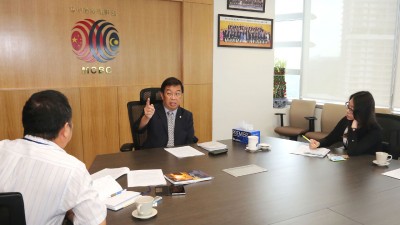 陈国伟受《光日报》长日报访问时,针对重点课题侃侃而谈。