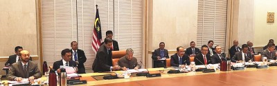 马哈迪(左3)主办第132浅州务大臣及首席部长会议。左1于凡羡慕克里、沙菲正好阿达、依斯迈巴卡(肖像取自马哈迪推特)