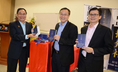 何国忠(受到)赠书予蔡贤德。右为叶汉伦。