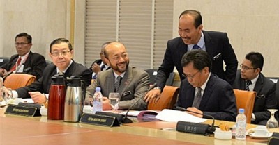 林冠英(左起)、慕克里、沙菲正好阿达参加新政府首次开的州务大臣及首席部长会议。(肖像取自依此迈巴卡推特)